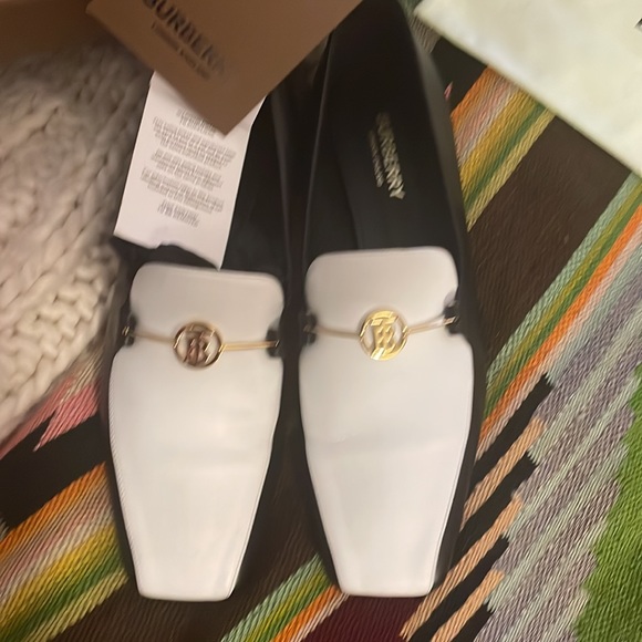 NIB , Auth Burberry Black & white Calf tuxedo GORGEOUS 🎉  Flats Loafer’s  ❤️ - Picture 4 of 14